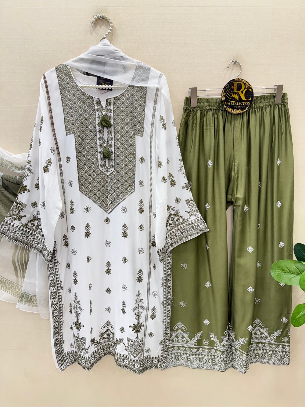 PAKISTANI EMBROIDERED FORMALS SUITS

Size 38,40,42,44,46
